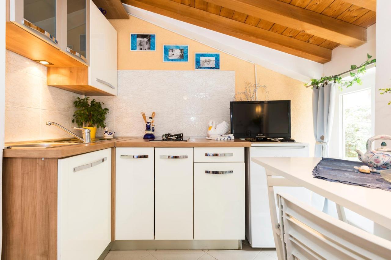 Apartmani I Soba Roberto I Mirjana Valun Exterior foto